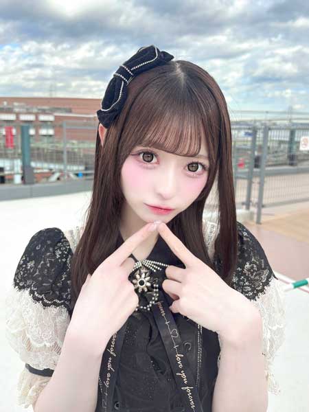 Onephony・浅桜みらい、小顔映えドーリー衣装で美白肌あらわに！