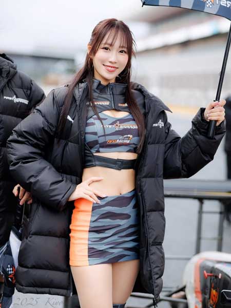 「おヘソ綺麗」「可愛くてカッコいい」霧島聖子、ファン絶賛のコスチューム姿で美腹筋＆美くびれあらわに！