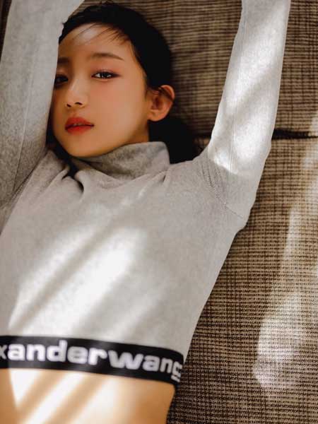 ピョ・ウンジ、妖艶なポーズにドキッ！スポーティなカジュアルコーデでお腹チラ見せ