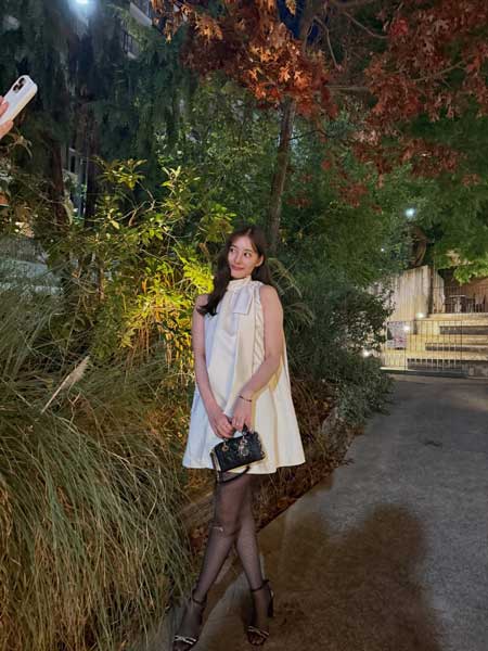 新木優子、脚長シルエットが圧倒的！白ミニ×ヒールで魅せたスタイル抜群ショット公開