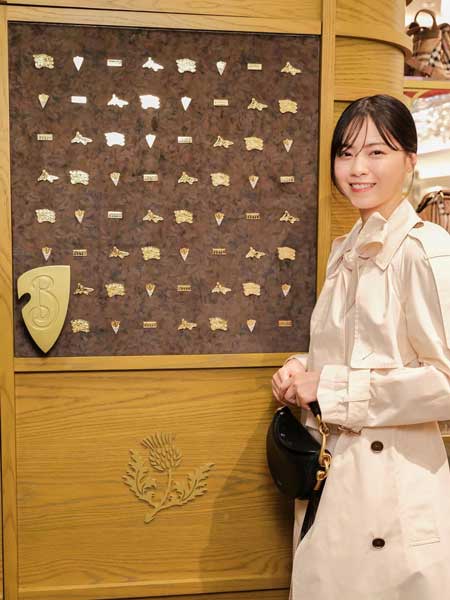 西野七瀬、ロングトレンチからチラリ美脚のぞくチェックミニスタイル披露！