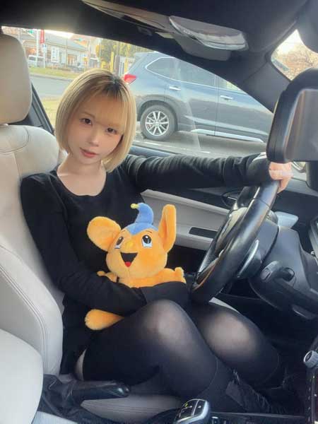 ピーポくんも大喜び！夜道雪「絶対領域」をチラ見せした大人のブラッククールモードでファン魅了！