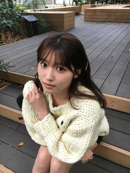 古田愛理、ニット×ミニ丈コーデで脚長スタイル披露