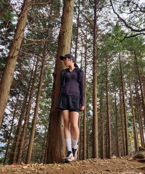 渡辺梨加、脚長シルエット映えるハイキングコーデを公開！