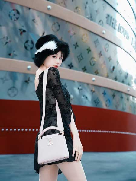 くりえみ、美スタイル映えるレース×ファーハットで完成する洗練コーデ披露