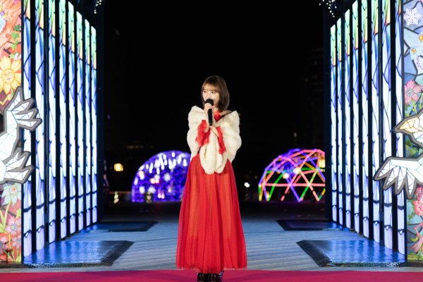 与田祐希が真紅のドレスで登壇！クリスマスイブの予定は…○○○○○を予約済み！東京都知事の小池百合子氏らと点灯「LIGHT WALK ODAIBA」点灯式@シンボルプロムナード公園内夢の大橋