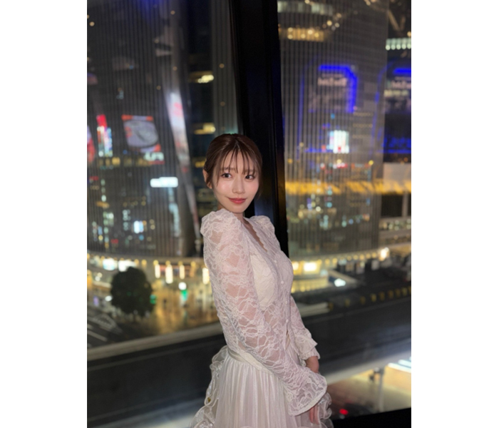 『女王』河北彩伽/萌名、白いドレスの歌姫降臨ショットが天使すぎて話題に！