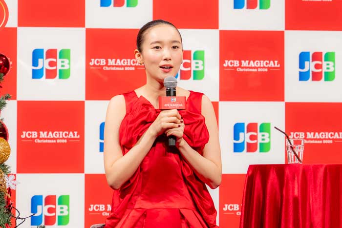 飯豊まりえ、今年の漢字は充「習い事を5つくらい始めた」赤いドレスで登場！1/5の誕生日に向けサプライズ。新しい年は「心がときめくことを大事に」＜オフィシャルレポート＞