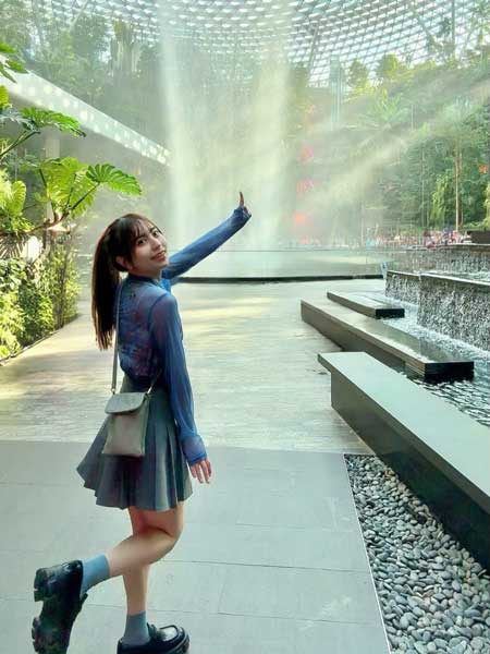 竹内星菜、透明感が溢れすぎ…！シアートップスで際立つ華奢見えスタイルにドキッ！