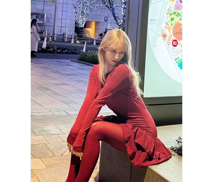 ジェマ・ルイーズ、曲線美きわだつワントーンコーデでファン悩殺