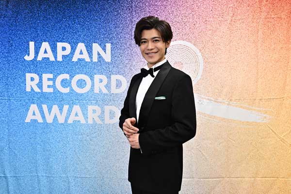 新浜レオン「純烈・酒井さんからクオカードもらっちゃったんで、ちょっとライバルとは言えない」『第67回　輝く！日本レコード大賞』インタビュー