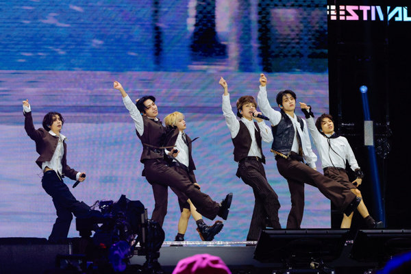 初日はILLIT、ENHYPEN、Snow Man、TOMORROW X TOGETHERらが登場！〈2025 MUSIC BANK GLOBAL FESTIVAL IN JAPAN〉