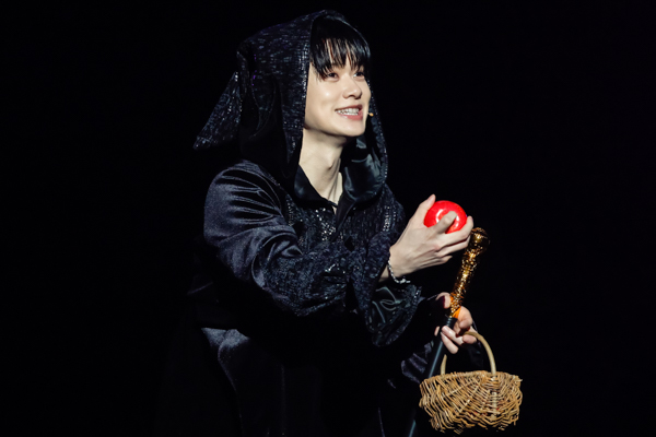 9人組ダンスボーカルグループ・BUDDiiSが、約2年半ぶりにファンミーティング『バディフェス‼2025 ～世界で一番美しいのはだぁれ？～』を開催！とある童話をべースに劇＆ゲーム＆ライブを繰り広げ、満員のバディ（BUDDiiSファンの呼称）にスペシャルなクリスマスプレゼントを贈った。