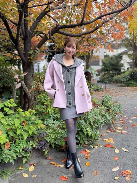 中川安奈、タイトミニスカ×タイツでつくる脚長シルエット！お茶目なアウトドアショット公開！