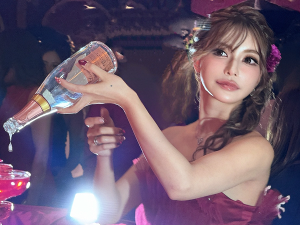 【インタビュー】 2日間で来客100組超え！ 銀座VENICEトップキャバ嬢・五十嵐美咲、真っ赤なドレスで 自身のキャラクターや人思いの人生を熱く語る！ 「大事な人と一緒に幸せになりたい」