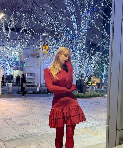 ジェマ・ルイーズ、曲線美きわだつワントーンコーデでファン悩殺