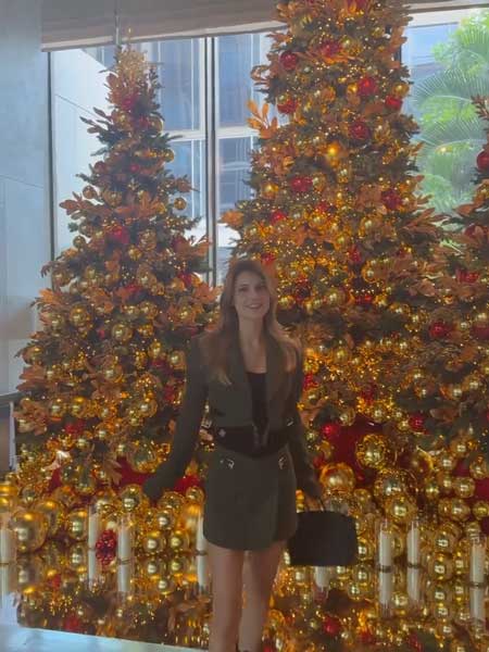 スタイル良すぎて反則！マギー、脚線美が際立つジャケットコーデで視線独占