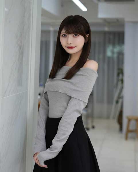 秦はるか、グレーオフショルで透明感たっぷり！美貌あらわに