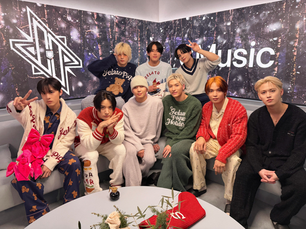 JO1、アメリカ最大の年末音楽フェス「Jingle Ball」LA公演屋外ステージで大声援に包まれパフォーマンス＜オフィシャルレポート＞