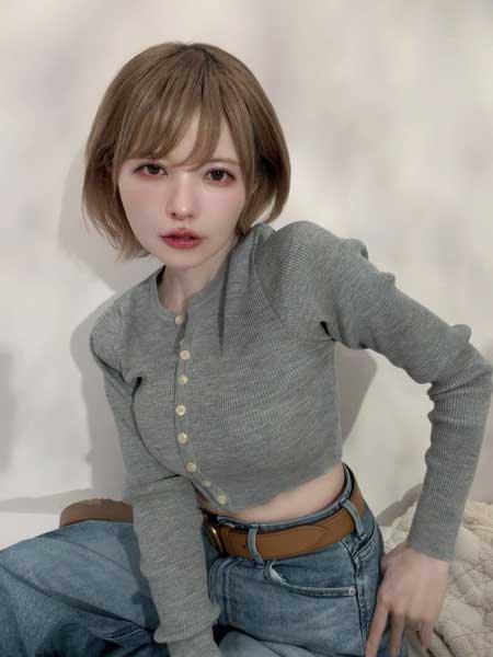 益若つばさ、お腹チラ見せ！冬のカジュアルコーデでファン魅了！