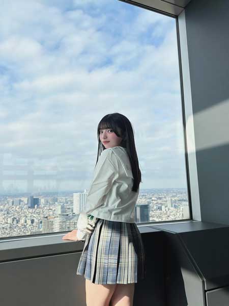 姫野ひなの、スタイル良すぎて二度見…！セーラー×チェックミニで脚長バランス披露
