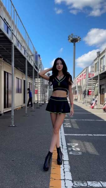 ファン「スタイル良すぎ」水神きき、脚線美映えるコスチューム姿に釘付け！