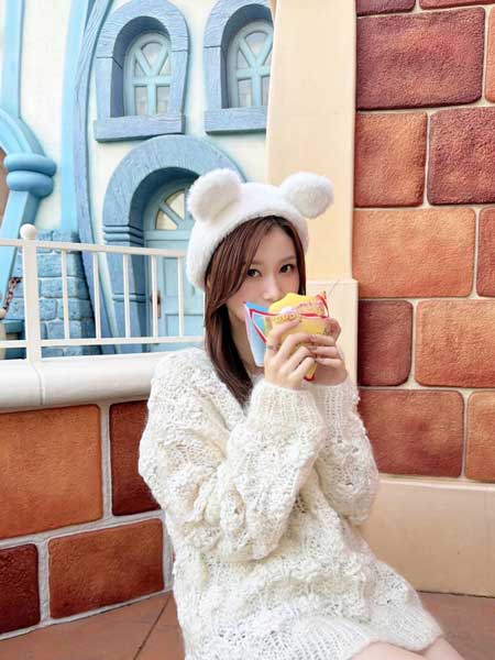 「まじ絶対領域サイコー」生見愛瑠、ミニ丈×タイツで際立つ脚長バランスにドキッ