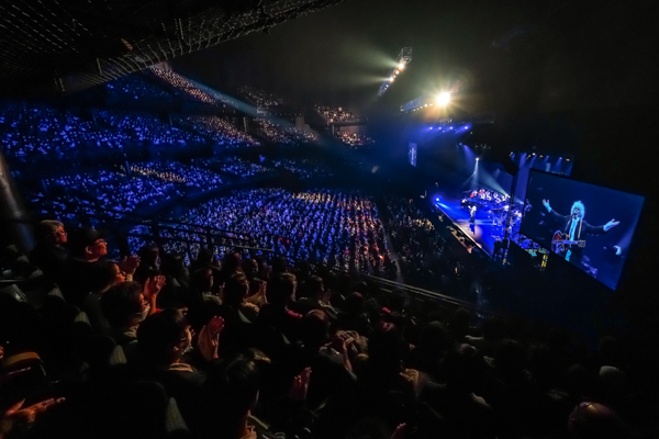 玉置浩二 with 故郷楽団 10周年ツアーのファイナル公演。誰もの人生を祝福する「ファンファーレ」が鳴り響いた夜――１月１日（木・祝）WOWOWで独占放送・配信！