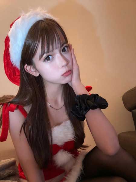 村山優香、ファー付き赤サンタ×黒タイツのギャップにファンドキッ！魅惑的サンタコス公開