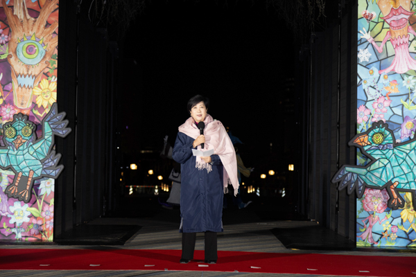 与田祐希が真紅のドレスで登壇！クリスマスイブの予定は…○○○○○を予約済み！東京都知事の小池百合子氏らと点灯「LIGHT WALK ODAIBA」点灯式@シンボルプロムナード公園内夢の大橋