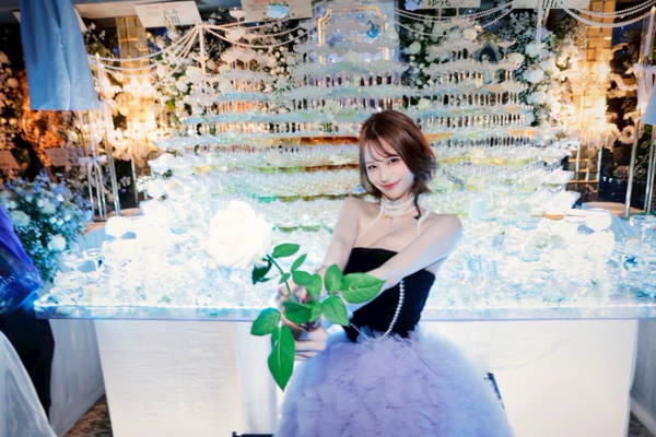 ベネ東京・れみ(れみれみ)、紫のロングドレスで 誕生日イベントに登場！ 総額1億円超のシャンパンタワーで感激のコメント 「私に価値を与えてくれてありがとう」