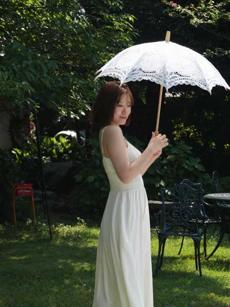 「ワンピースなのか肌の白さなのかもはやわからないレベル」上西怜、清楚な白ワンピース着こなす姿にファン悶絶