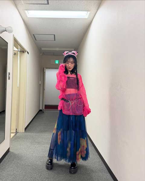 須田亜香里、ウエストちら見せのY2K寄り原宿ガーリー×パンクMIXコーデ公開！