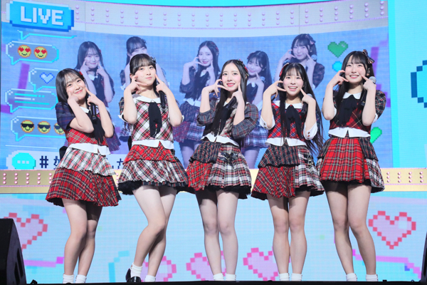 第21期生5名をお披露目＆19期研究生5名が正規メンバーに昇格！「AKB48 20th Year Live Tour 2025 in 日本武道館」オフィシャルレポート