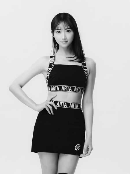 川瀬もえ、腹筋ラインがまぶしい！スポーティコーデで魅せた引き締めボディに反響