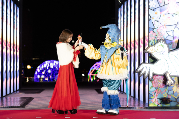 与田祐希が真紅のドレスで登壇！クリスマスイブの予定は…○○○○○を予約済み！東京都知事の小池百合子氏らと点灯「LIGHT WALK ODAIBA」点灯式@シンボルプロムナード公園内夢の大橋