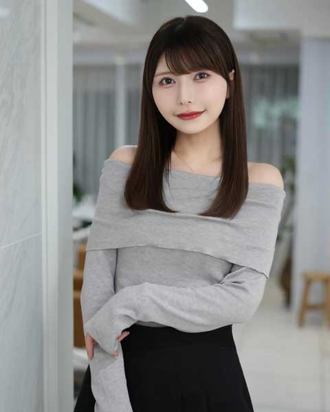 秦はるか、グレーオフショルで透明感たっぷり！美貌あらわに