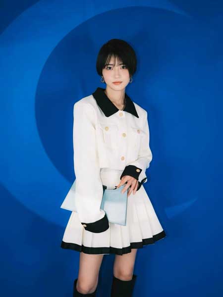 シンプルなのに強い…！若月佑美、モノクロコーデで美スタイルあらわに！