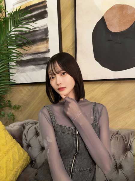 新谷姫加、透明感が反則級！シアートップス×ボブで大人可愛いオフショット公開