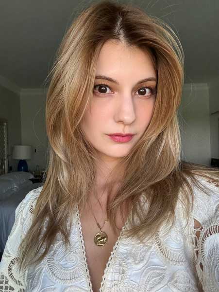 マギー、レースミニで魅せるすらっと美脚スタイルにファン悶絶！