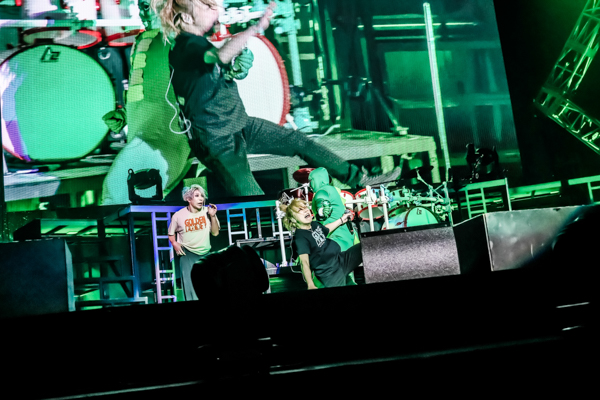 喜矢武豊がガチュピンになり巨大化！？ゴールデンボンバー、ツアーファイナル完走＆新曲配信リリース