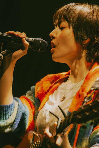 あいみょん、全7公演に及ぶ全国ツアーを完遂！ 12月22日(月)に水戸市民会館グロービスホールで開催された「AIMYON TOUR 2025+ヘブンズ・ベーカリー」のファイナル公演をレポート！ツアーセットリストをまとめたプレイリストも公開！