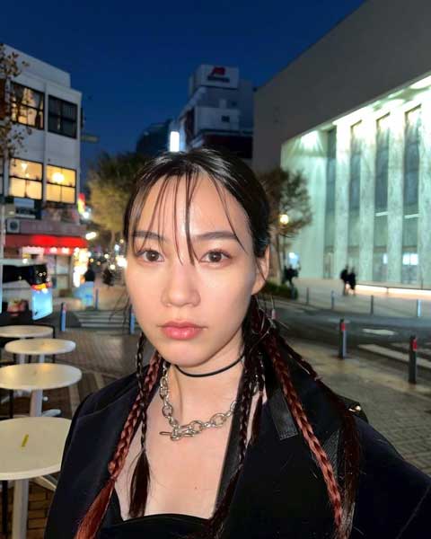 のん、美肌チラ見せ！夜に映えるダーク×モード系ストリートファッションでファン魅了！