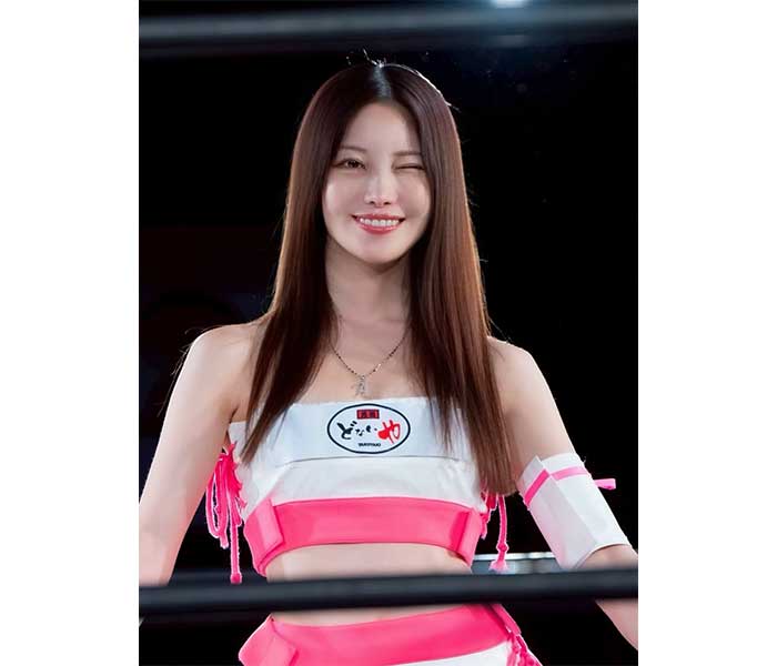 ウインク姿が神々しい！赤城ありさ、綺麗なお姉さんオーラ全開のきれいめコスチューム姿でファン悩殺