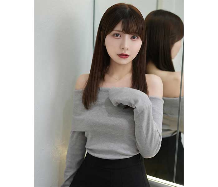 秦はるか、グレーオフショルで透明感たっぷり！美貌あらわに