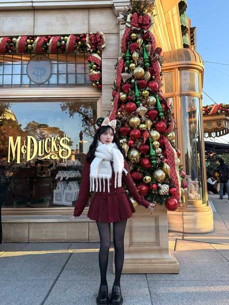 咲真ゆか、ボルドーミニ×ドットタイツで映える脚見せコーデでファン魅了