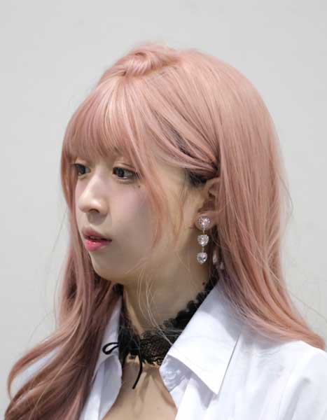 Yami、彼女感たっぷりな部屋着コーデで曲線美あらわに！