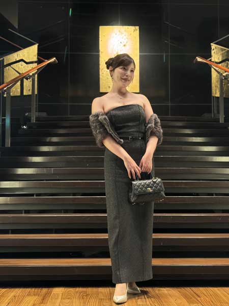 Reina+World、美スタイルあらわなロングドレスでファン魅了