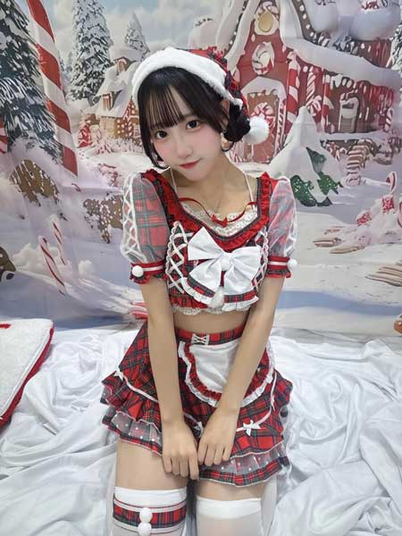 琴るり、ウエストライン際立つフリルサンタ姿を披露！