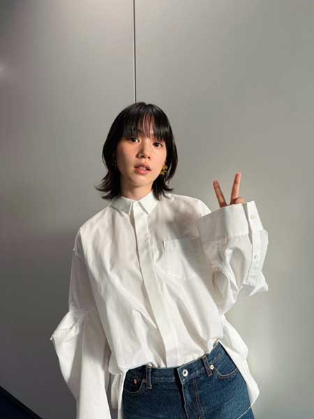 のん、モード全開の白シャツ×美脚のぞくアシンメトリーデニムスカートで『踊る！さんま御殿!!』クリスマスSP出演報告！ファンから「予告で既に可愛さ爆発」「天使やわ」など歓喜の声